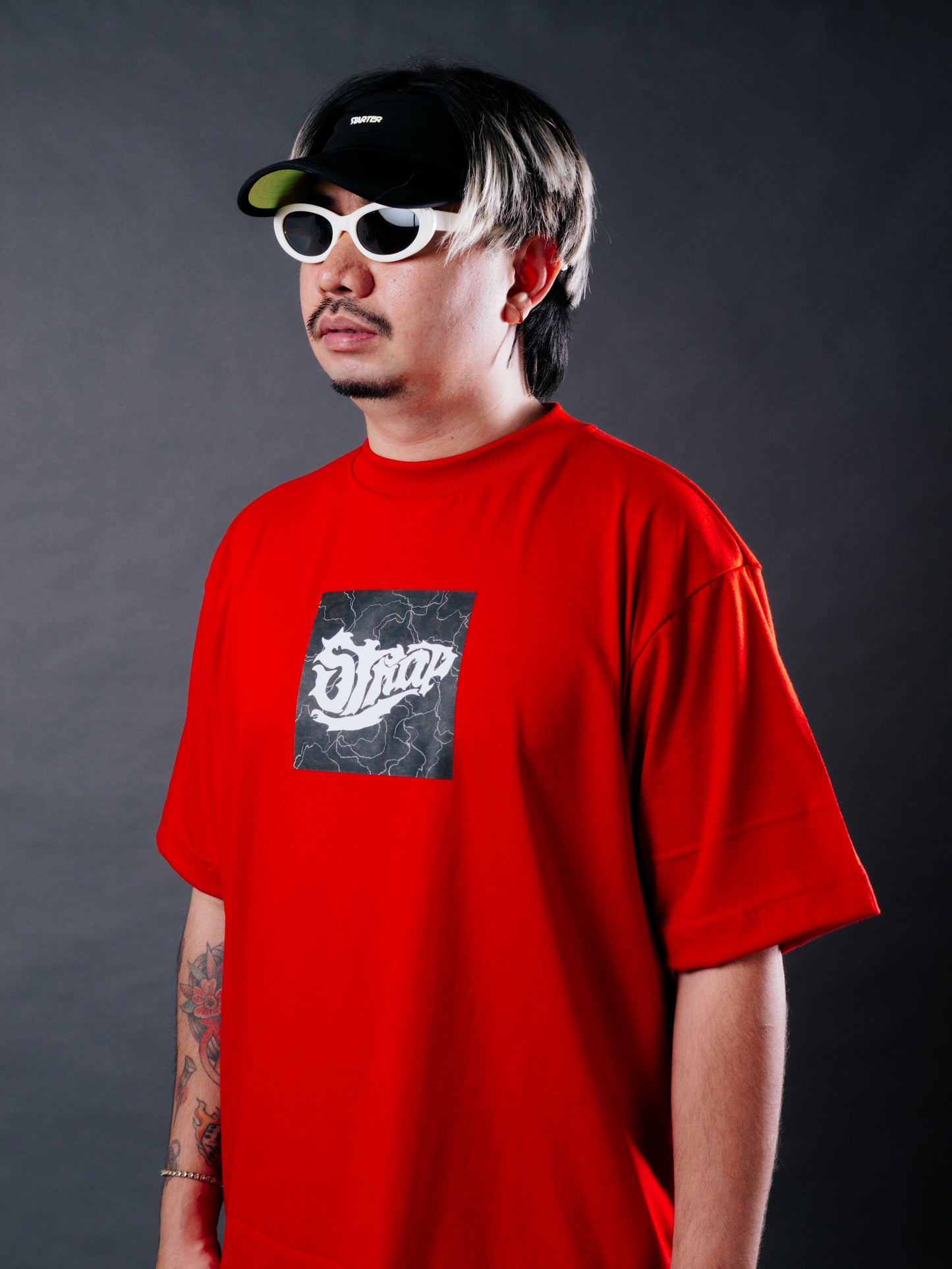 STRAP BOX LOGO TEE RED