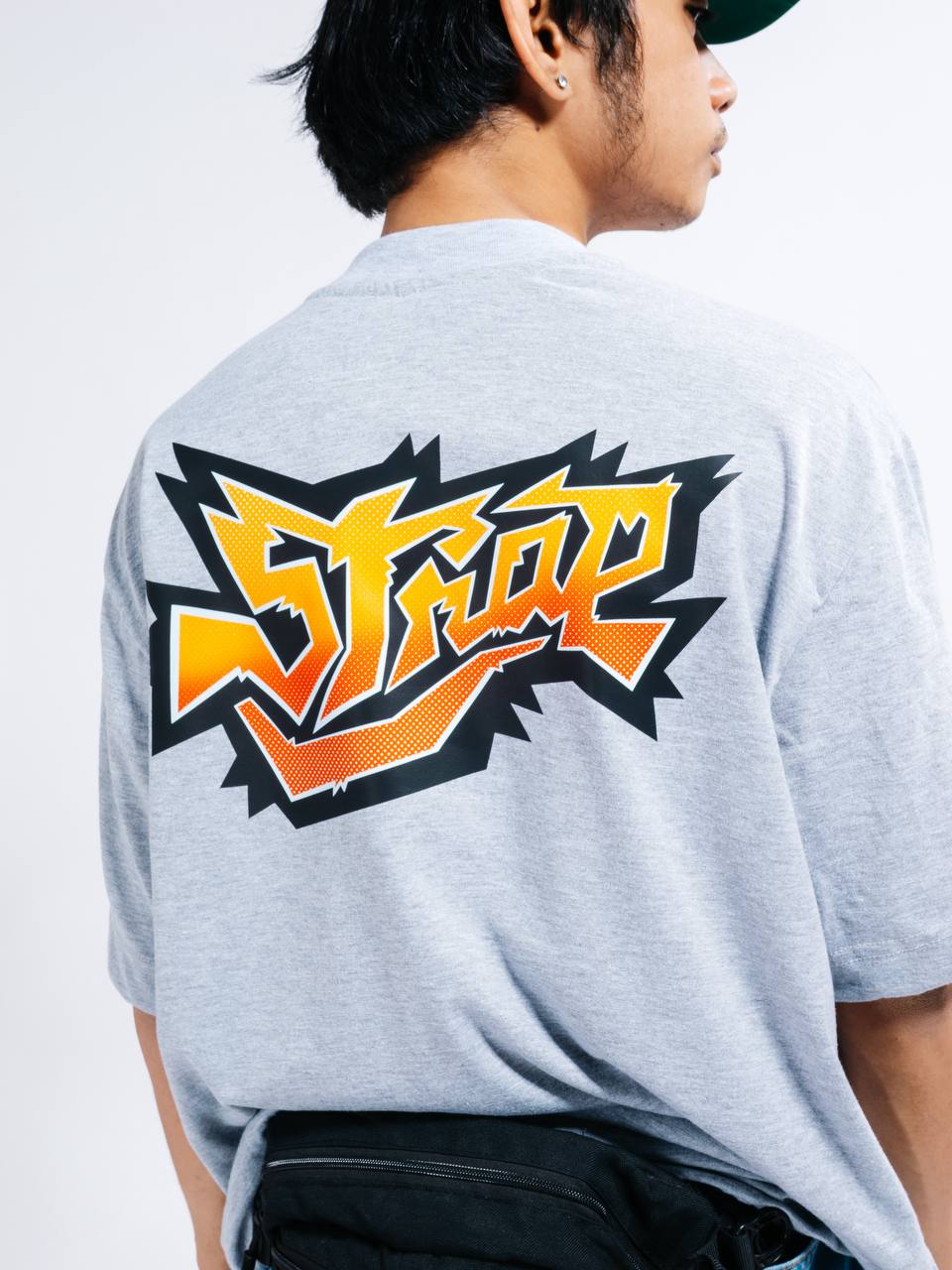 STRAP COMIC LOGO TEE GREY