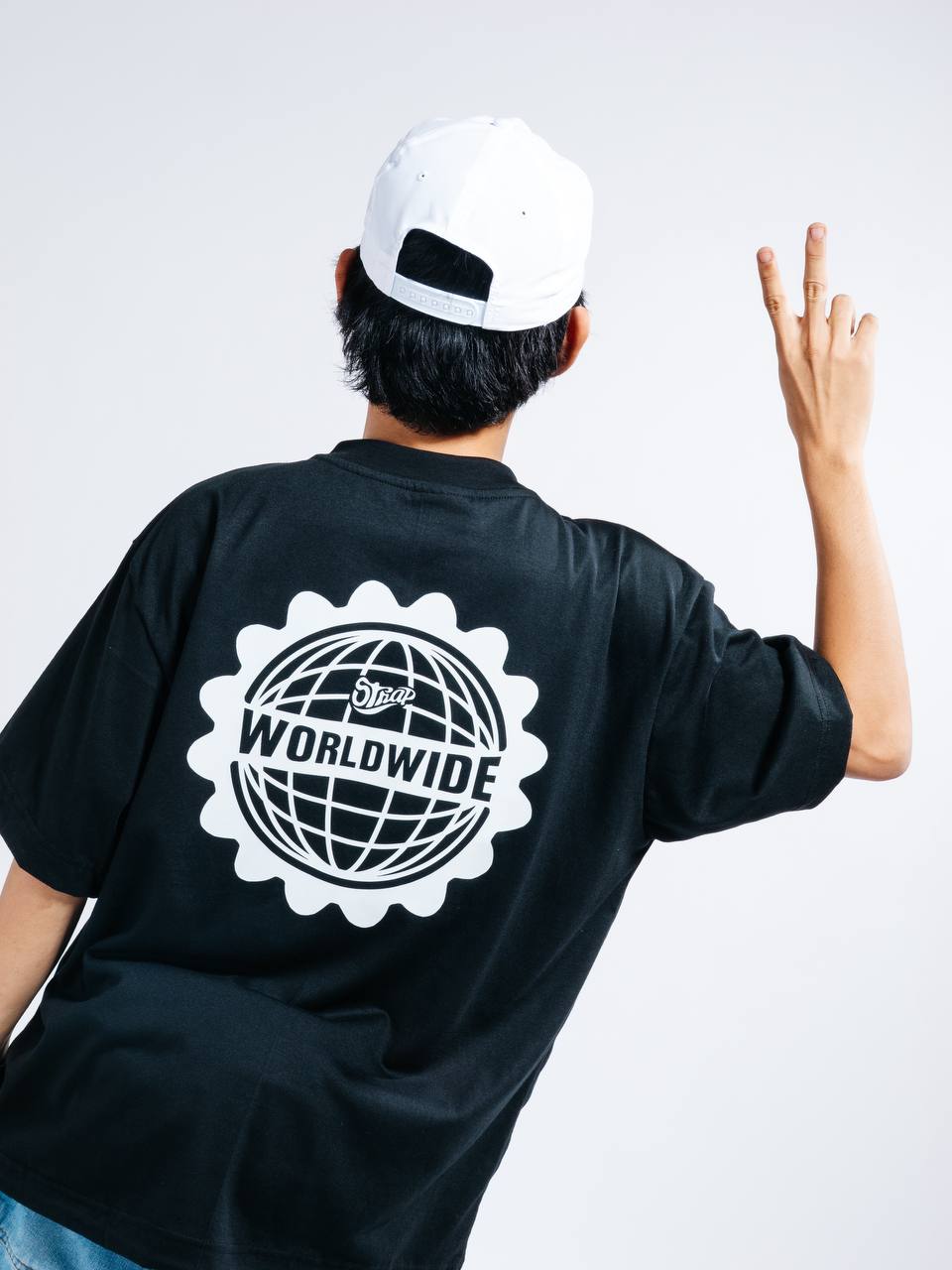 STRAP WORLDWIDE TEE BLACK